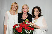 In weißem Wiebe Outfit: Justitzministerin Merk und Schauspielerin Hannelore Elsner (Foto: Ingrid Grossmann)
